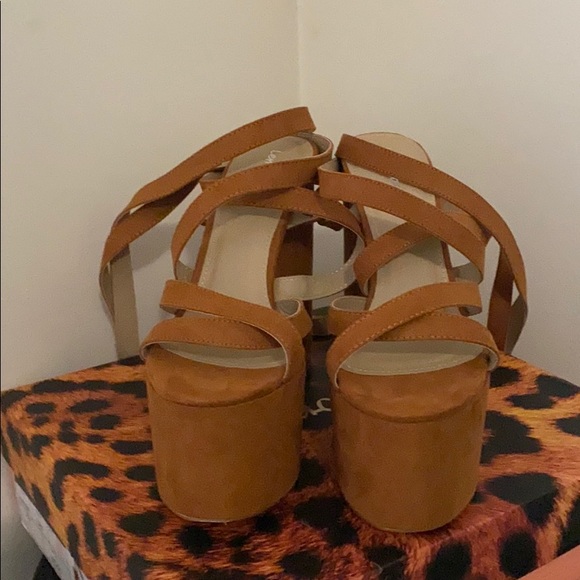 Faux Suede platform sandal - Picture 1 of 3